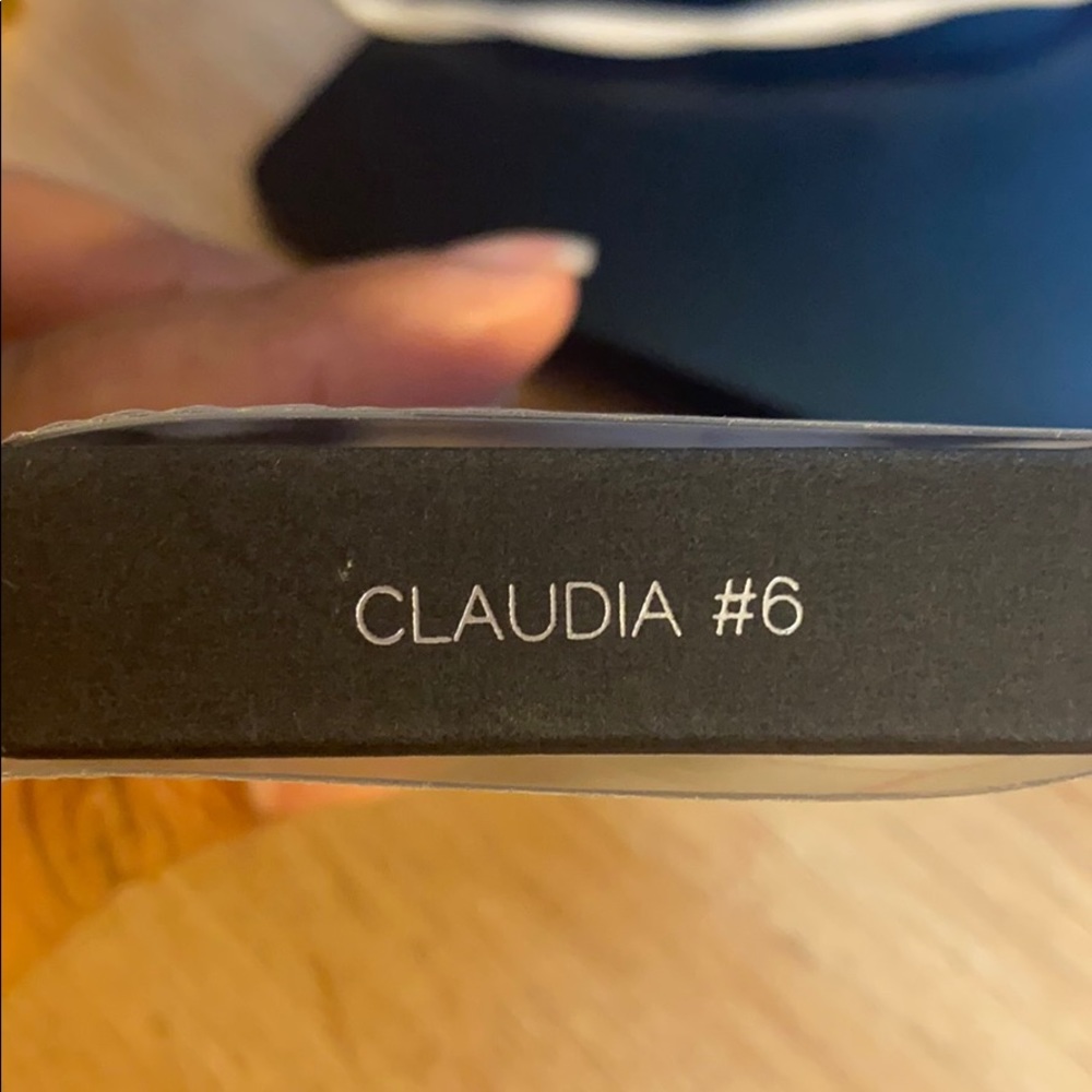 Huda Beauty Lashes plus additional pair - Picture 5 of 7